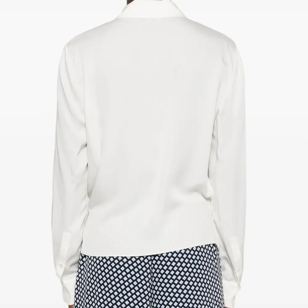 Блузка с заостренными лацканами Блузка с заостренными лацканами