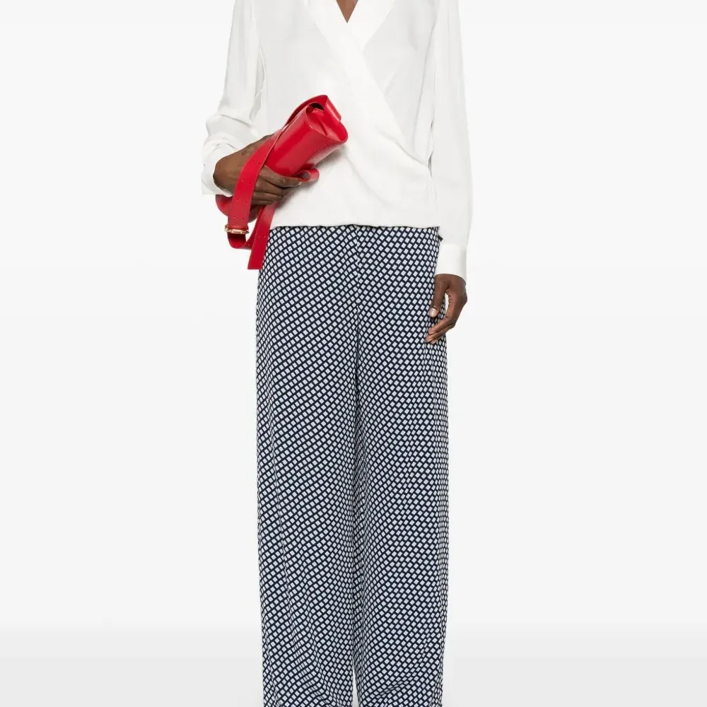 Блузка с заостренными лацканами Блузка с заостренными лацканами