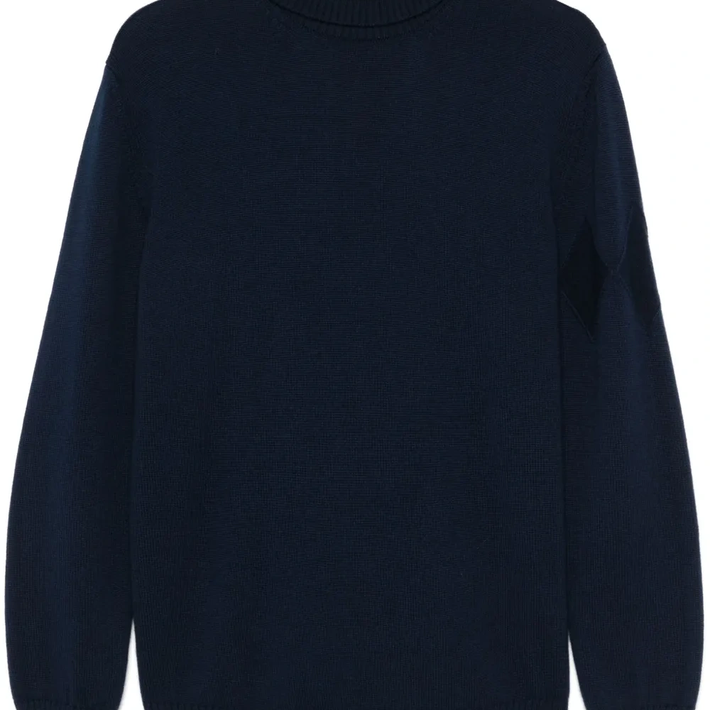 Свитер с высоким воротником