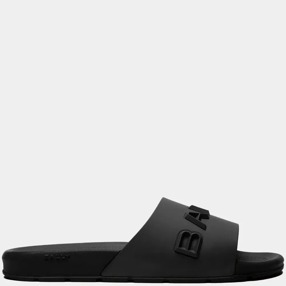 Шлепанцы с тисненым логотипом