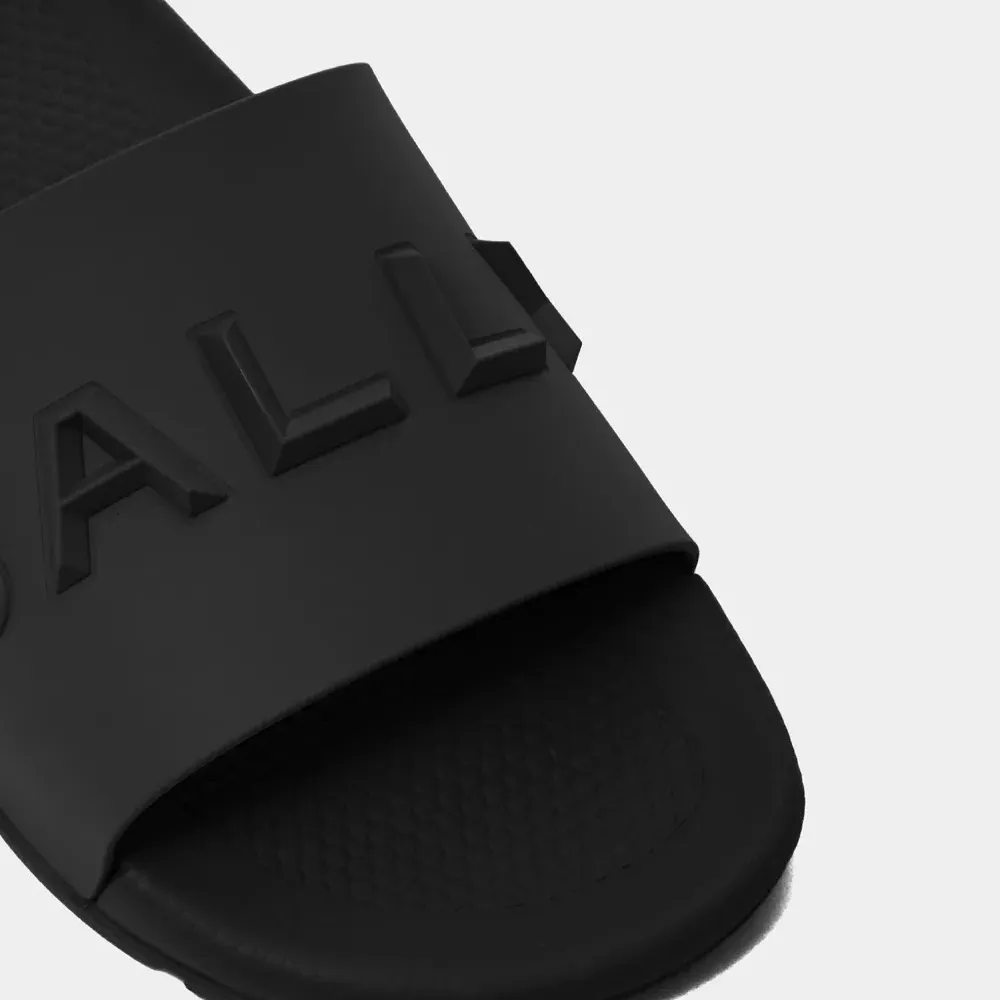 Шлепанцы с тисненым логотипом