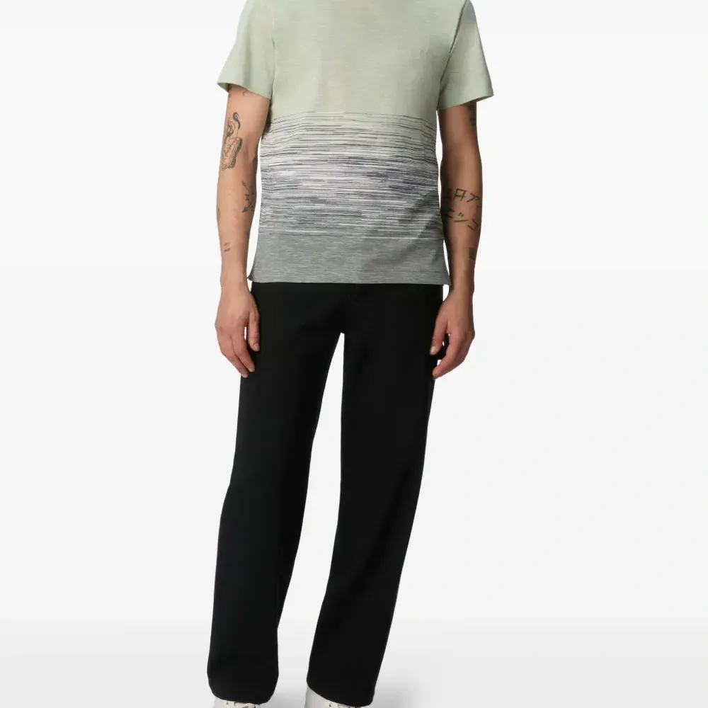 Футболка вязки интарсия