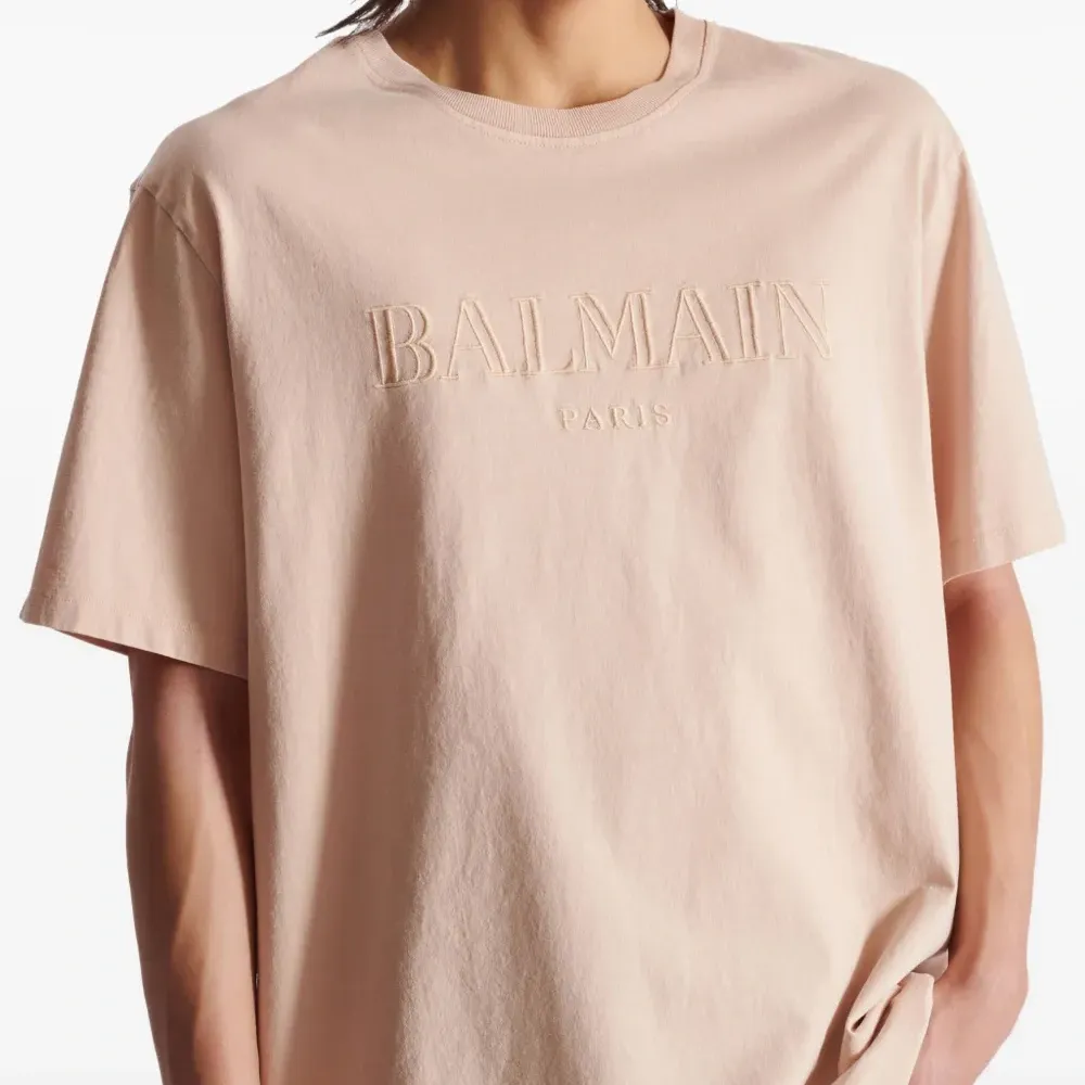 Футболка с вышитым логотипом