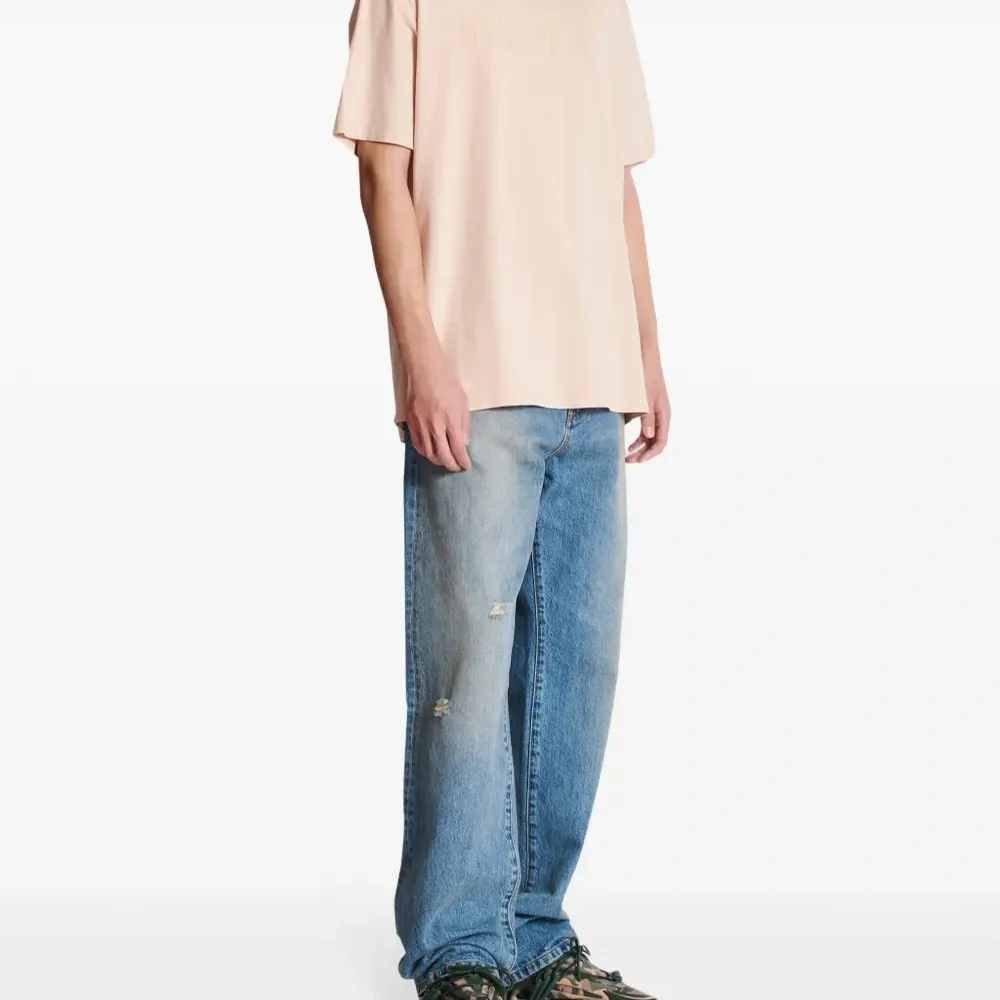 Футболка с вышитым логотипом