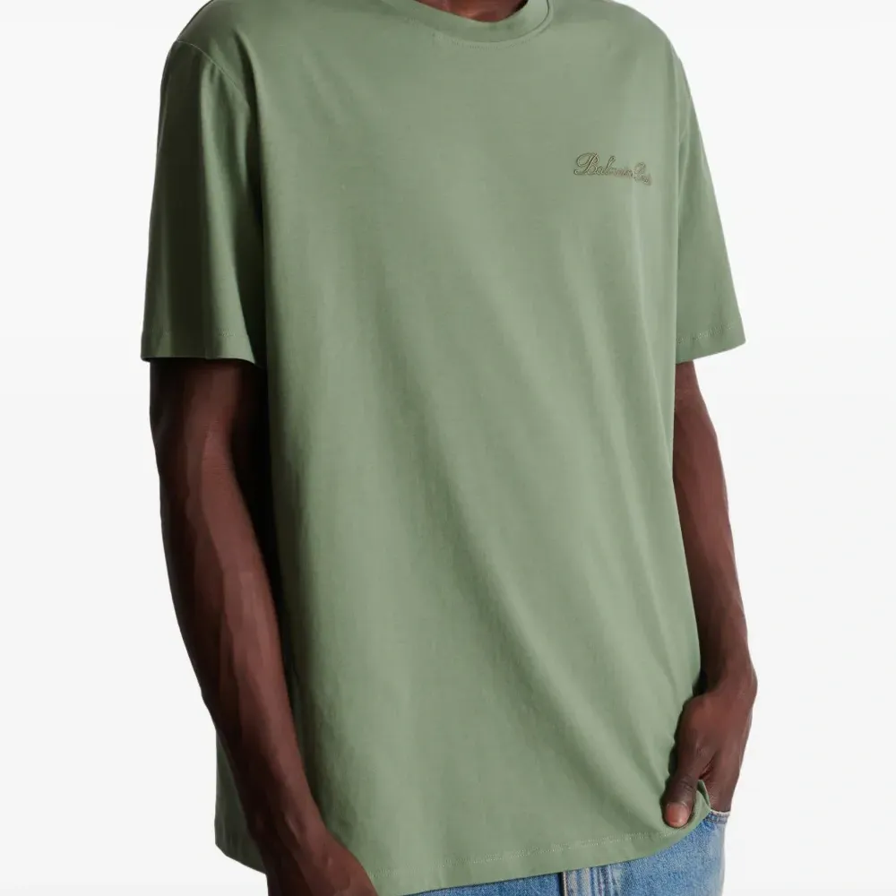 Футболка с вышитым логотипом