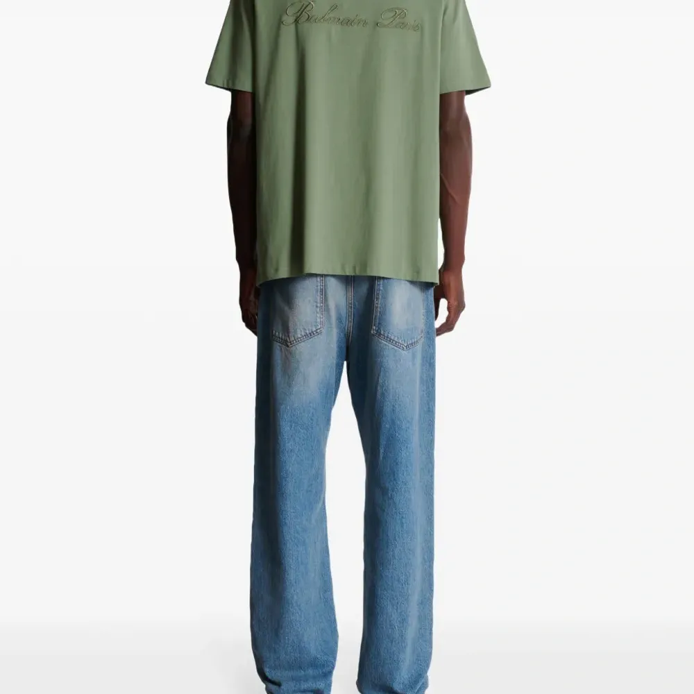 Футболка с вышитым логотипом