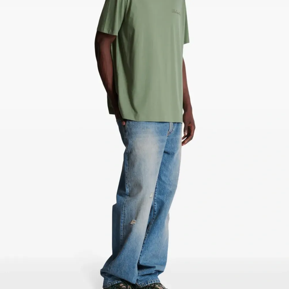 Футболка с вышитым логотипом