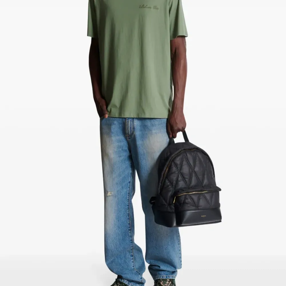 Футболка с вышитым логотипом