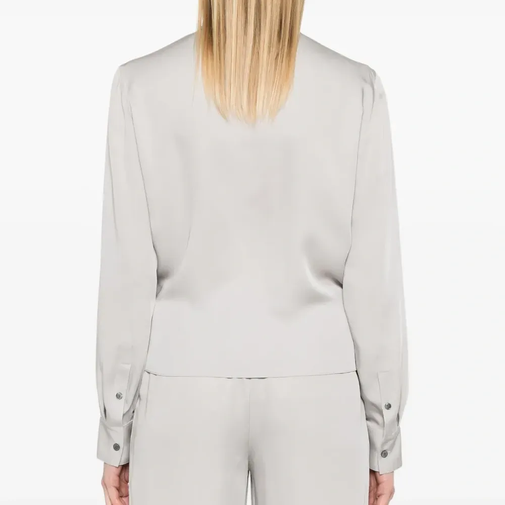 Блузка с заостренными лацканами