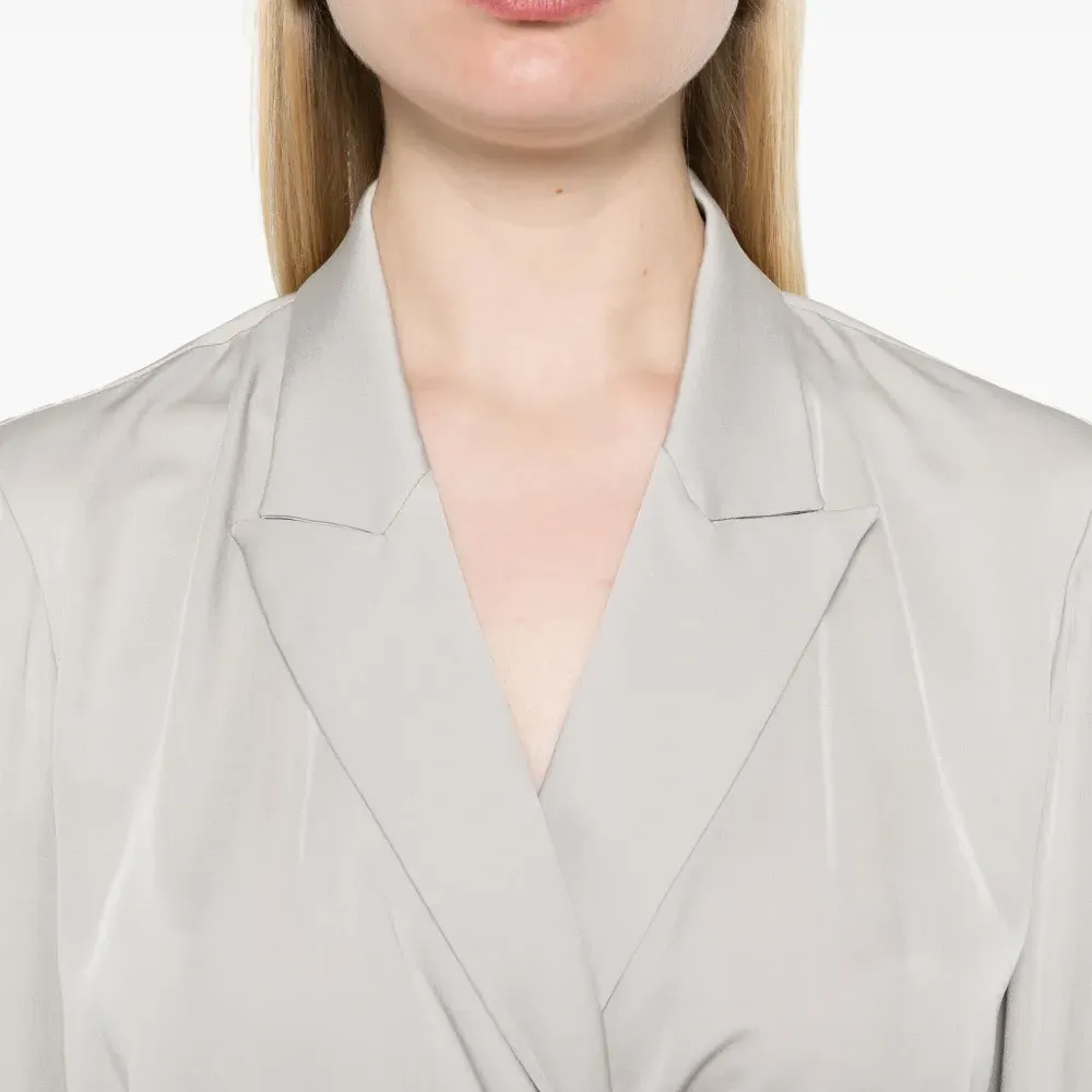 Блузка с заостренными лацканами