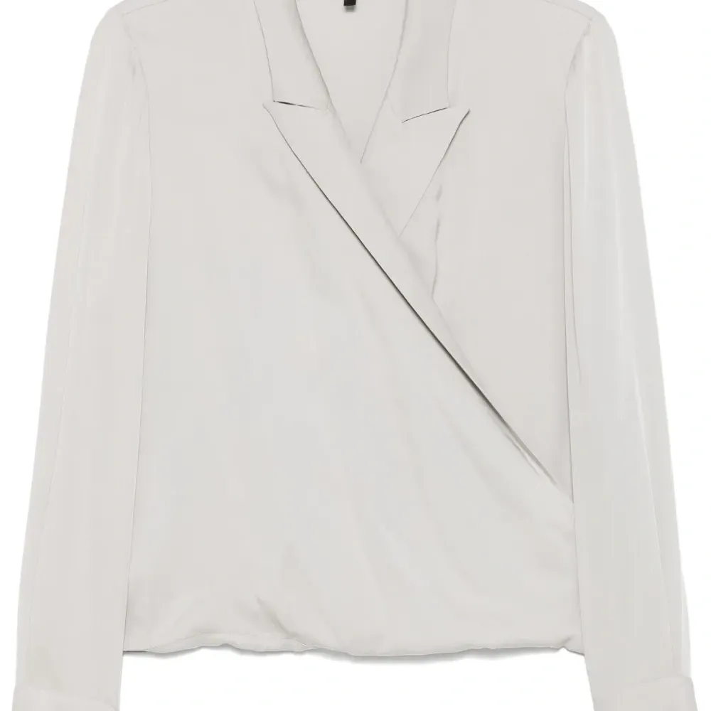 Блузка с заостренными лацканами