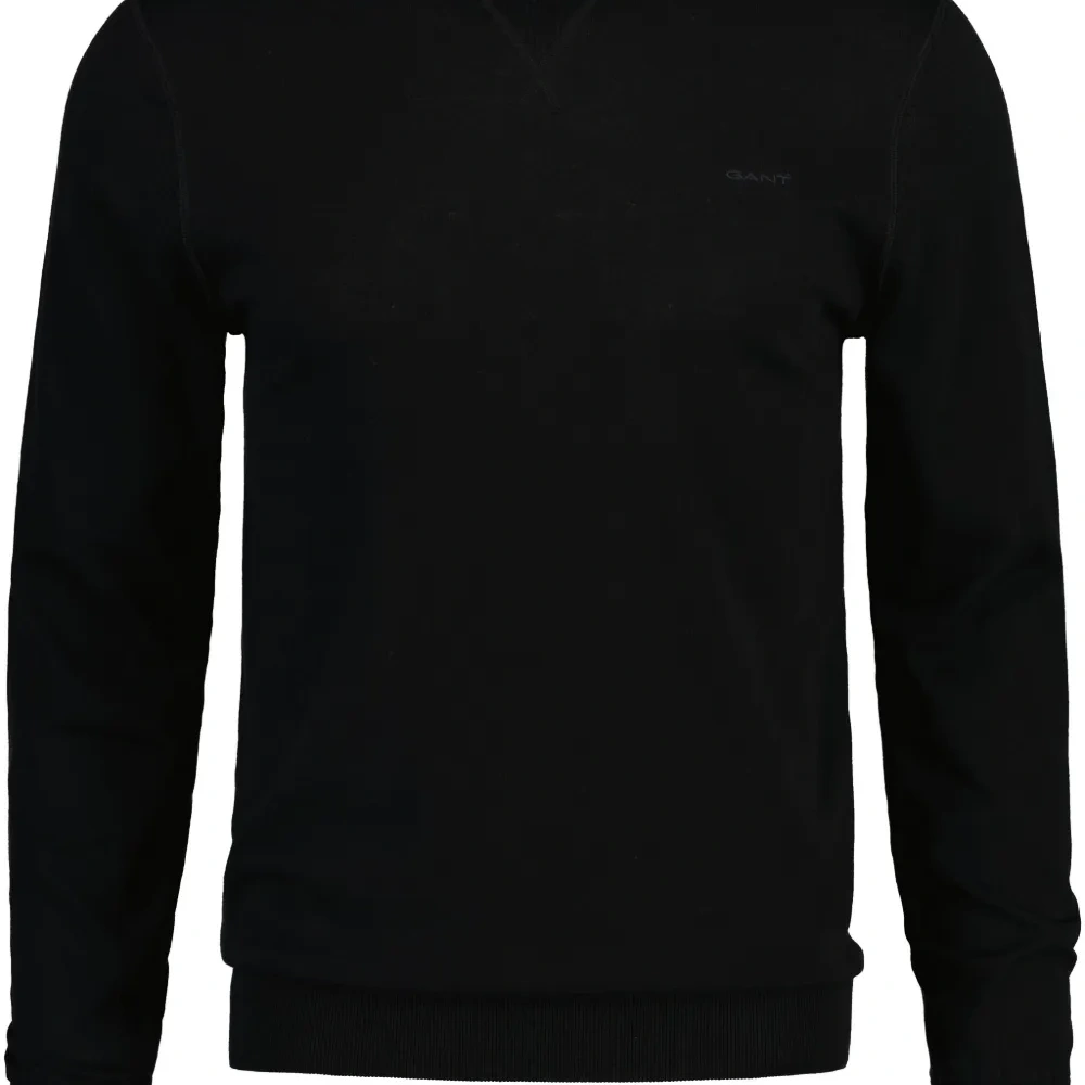 Свитер с вышитым логотипом