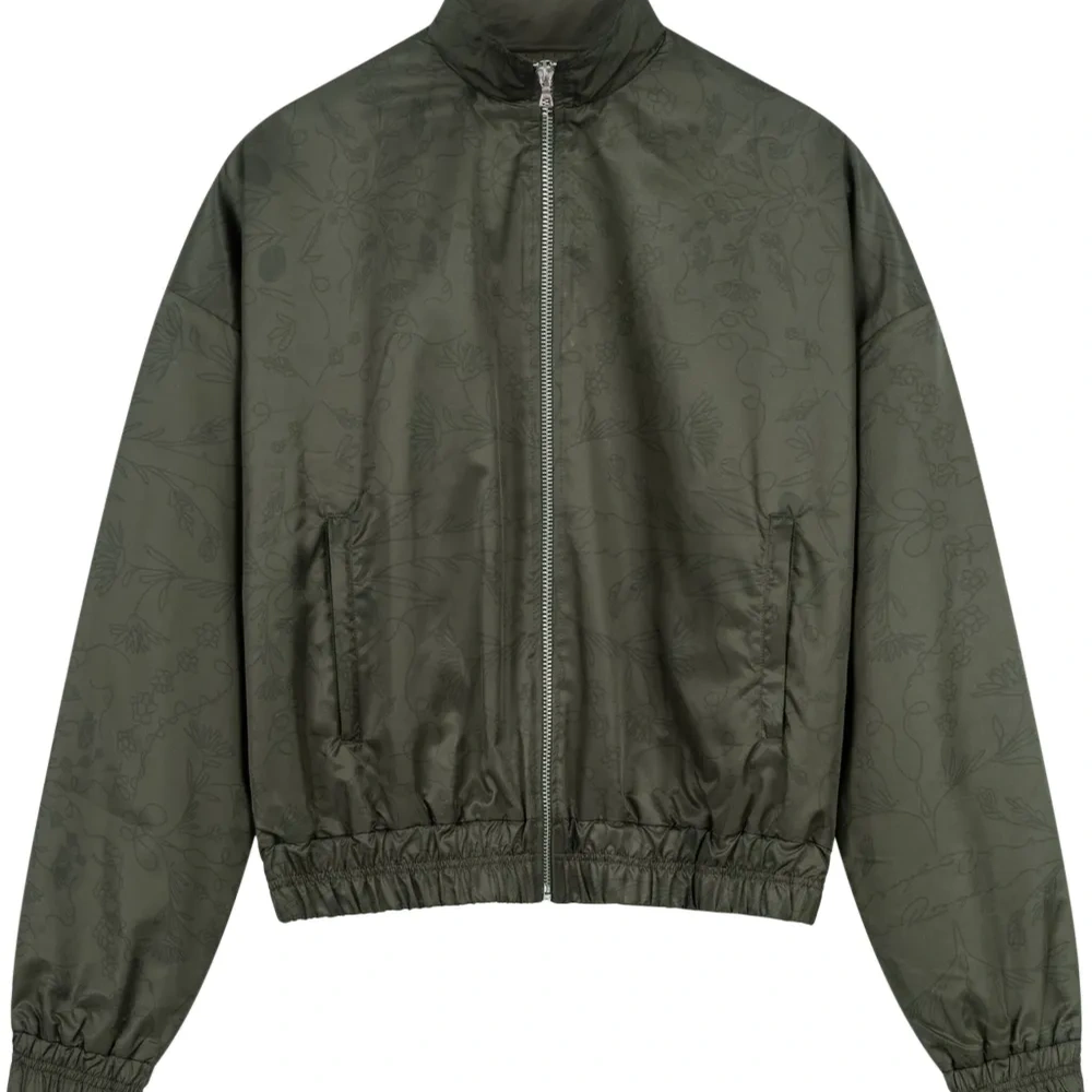 Спортивная куртка с высоким воротником