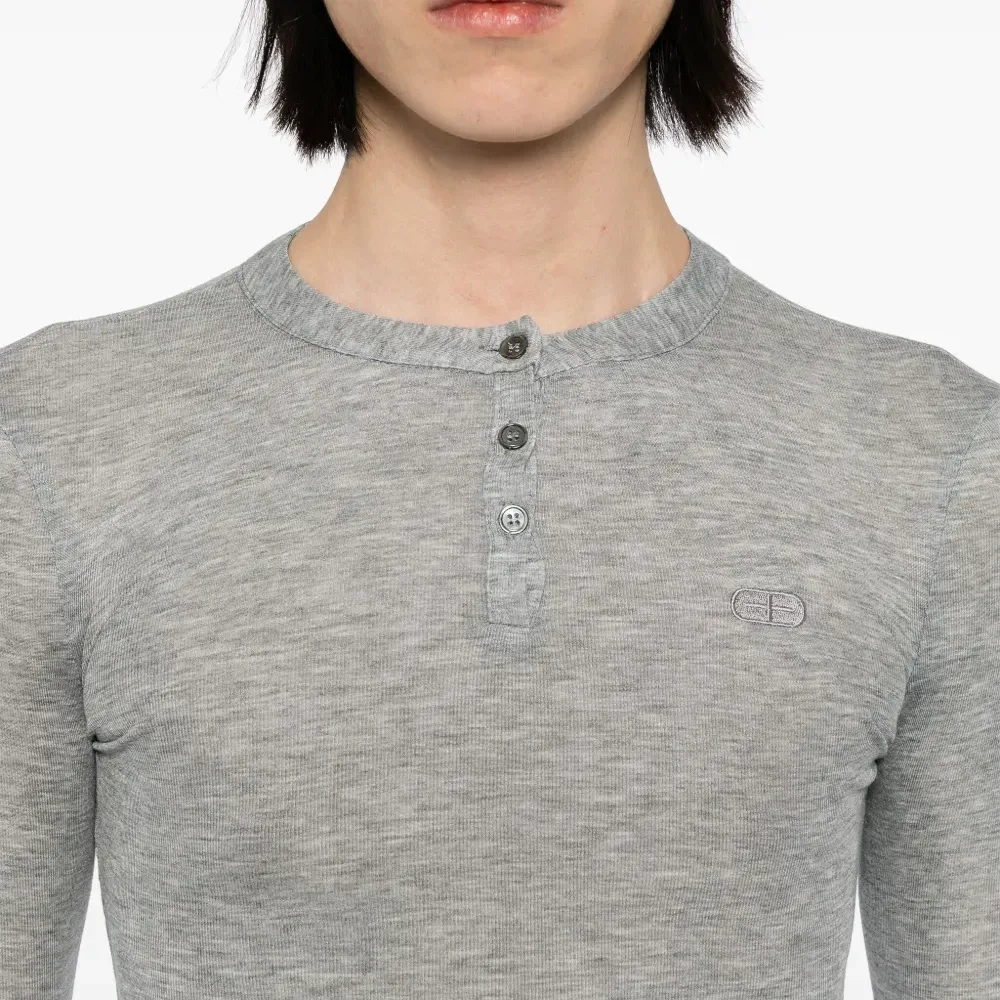 Футболка с вышитым логотипом Футболка с вышитым логотипом