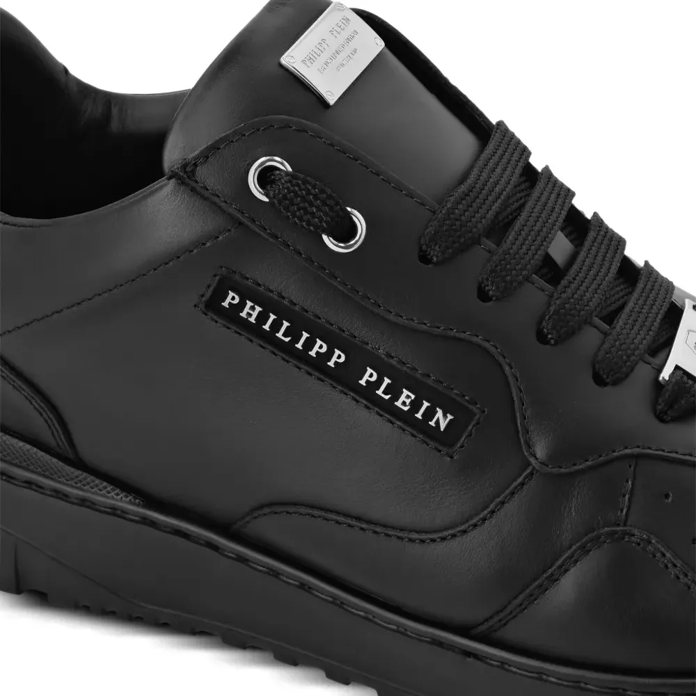 Кроссовки с логотипом