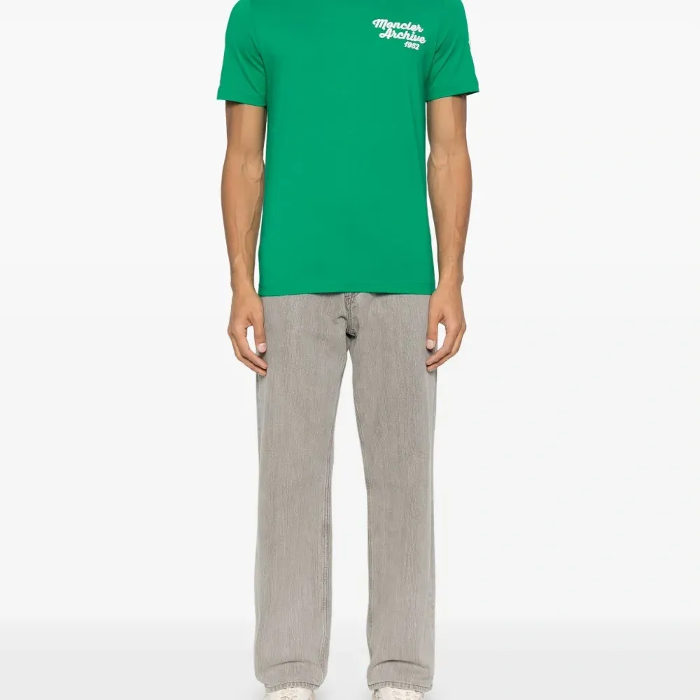 Футболка с вышитым логотипом