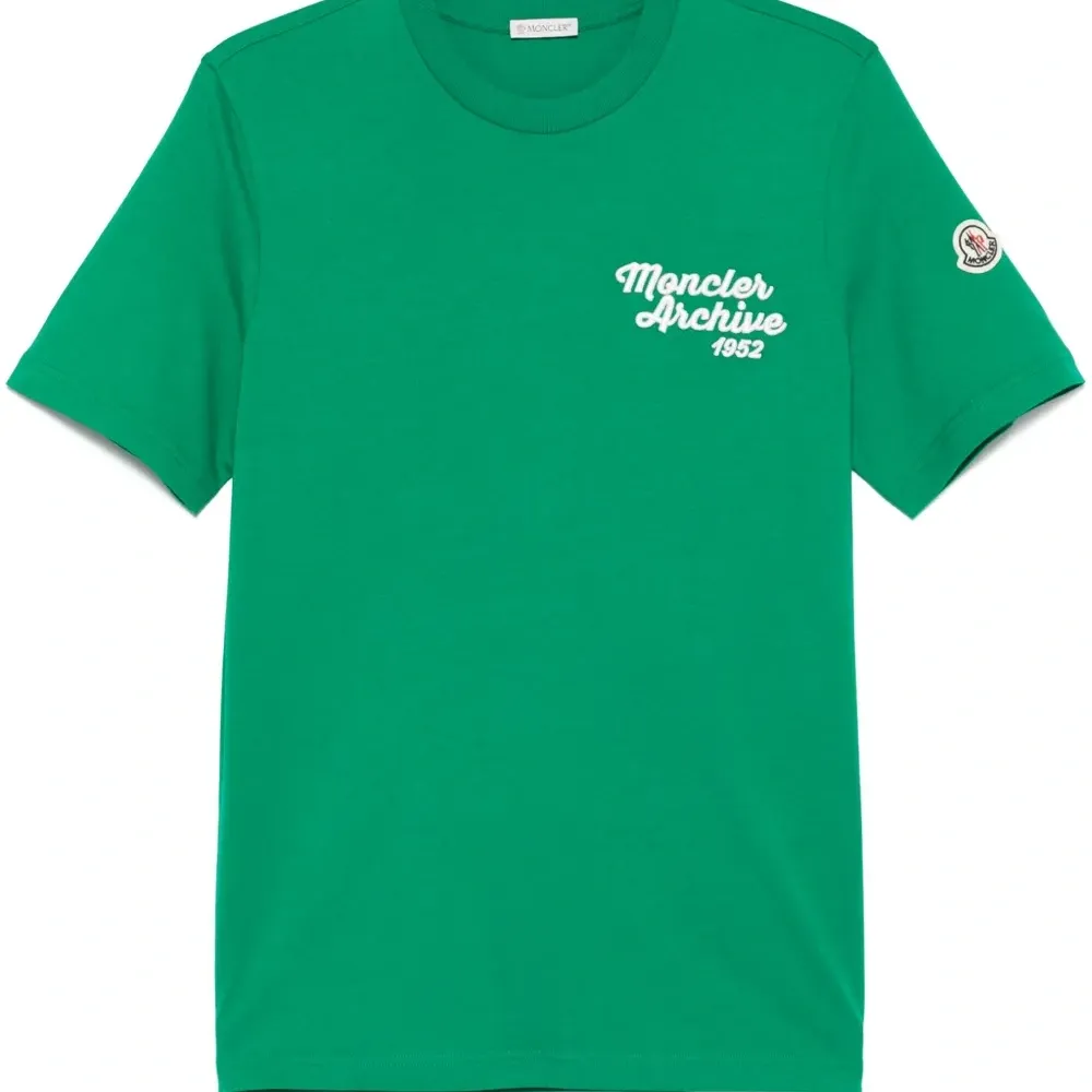 Футболка с вышитым логотипом