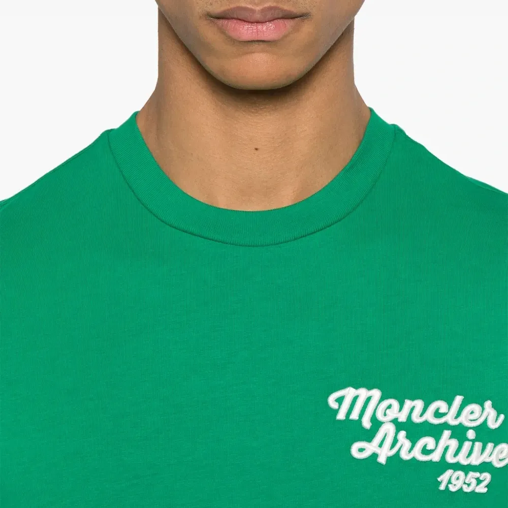 Футболка с вышитым логотипом