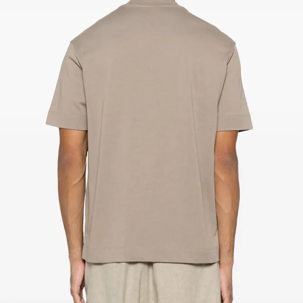 Футболка с вышитым логотипом