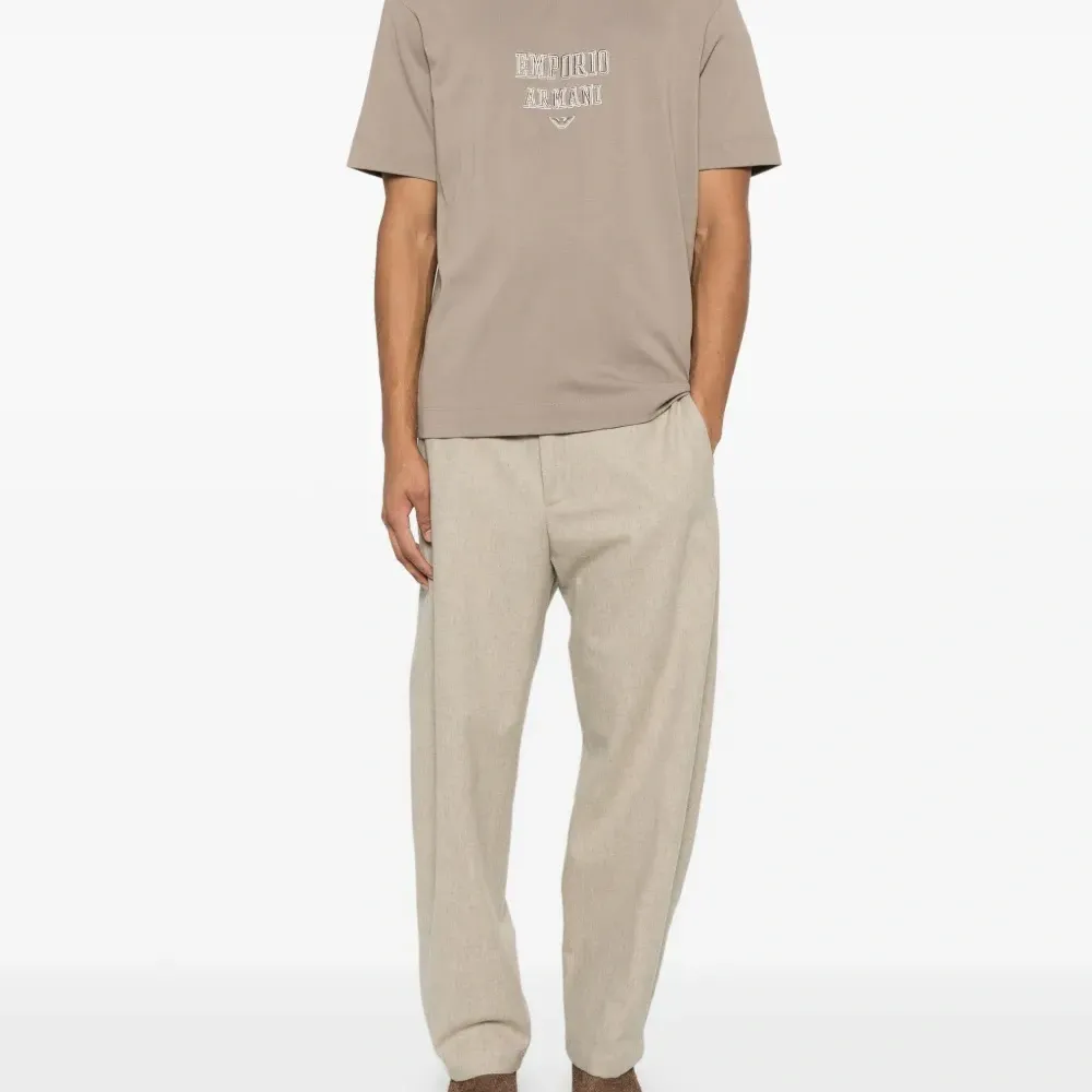 Футболка с вышитым логотипом