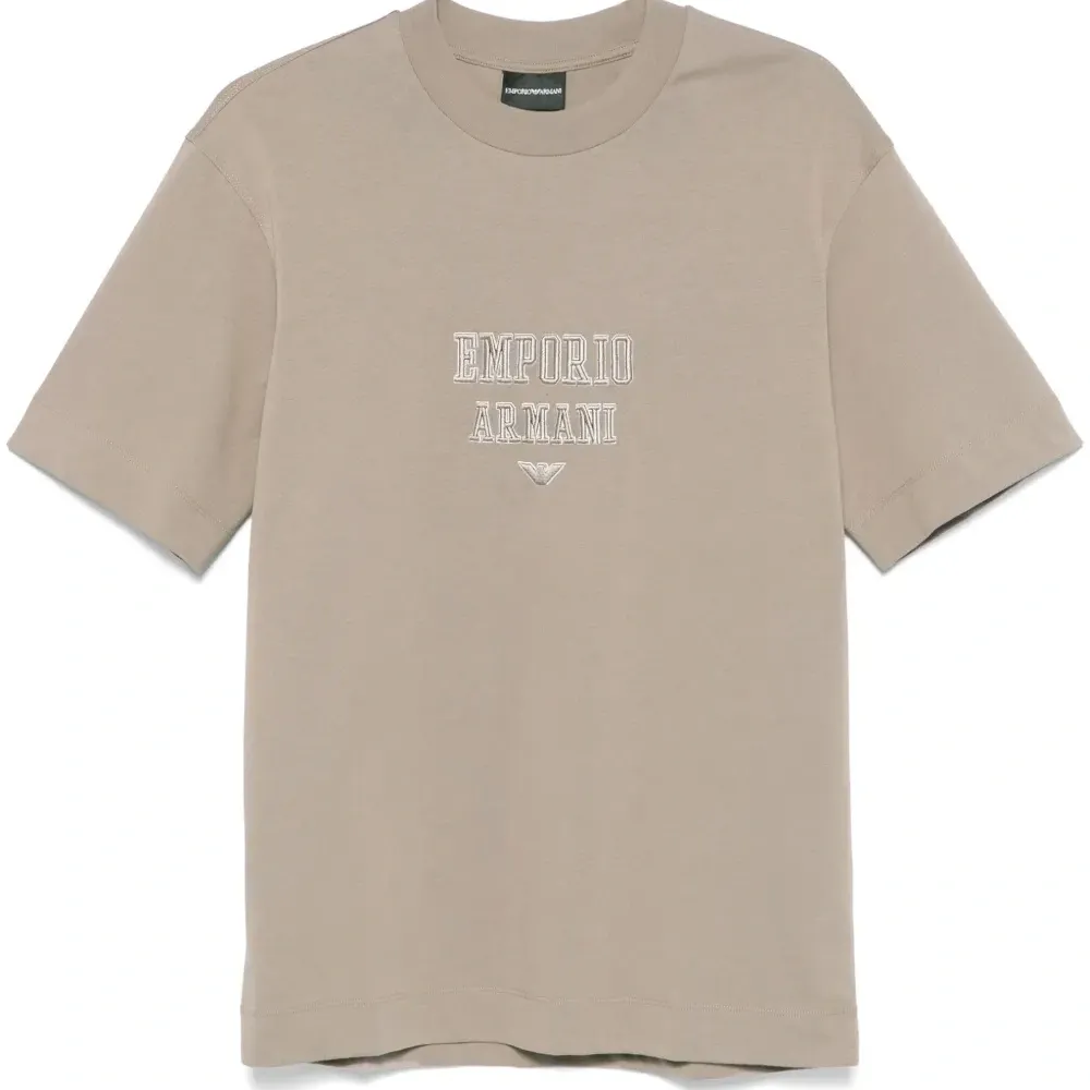 Футболка с вышитым логотипом