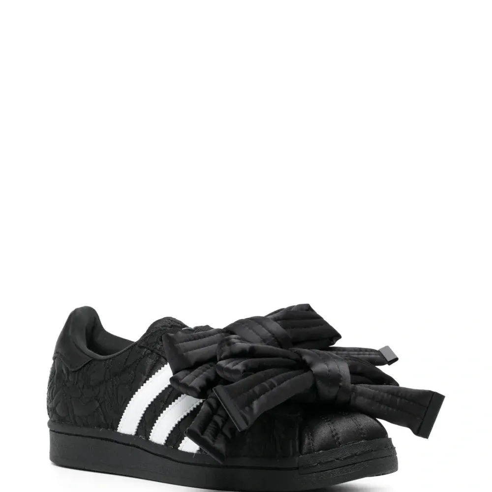 Кроссовки Superstar из коллаборации с CAROLINE HU