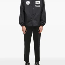 спортивная куртка с нашивкой-логотипом