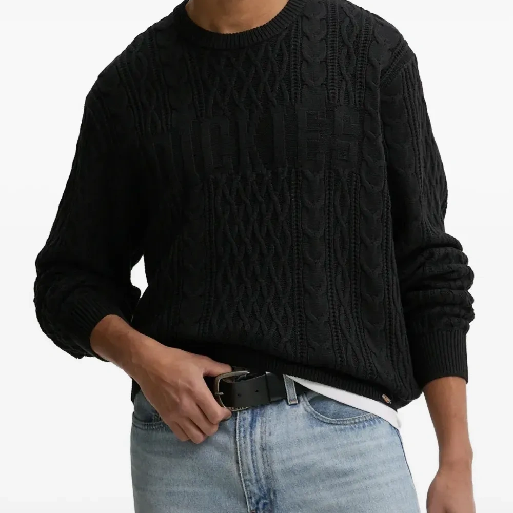 Свитер с круглым вырезом и косами