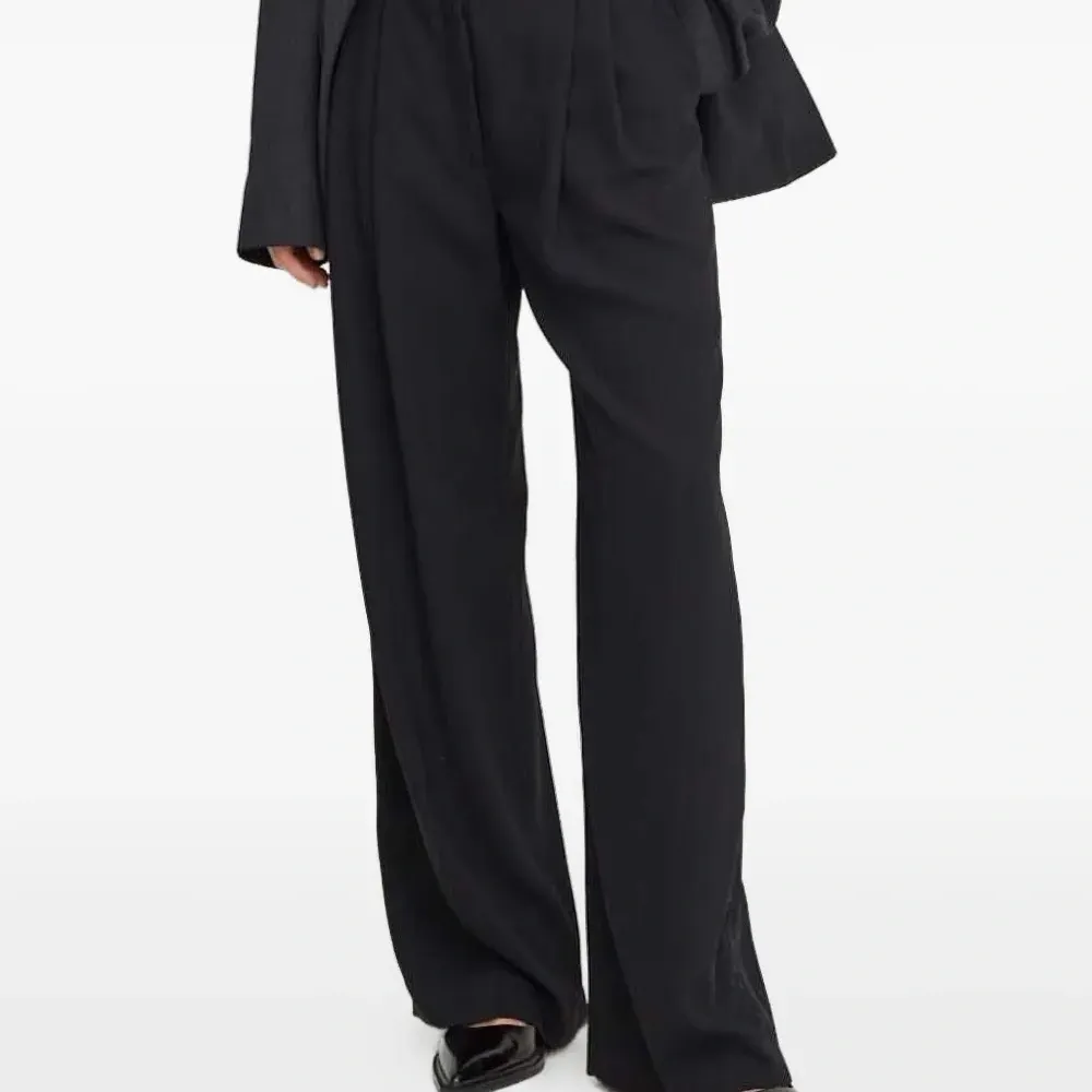 Широкие брюки со складками