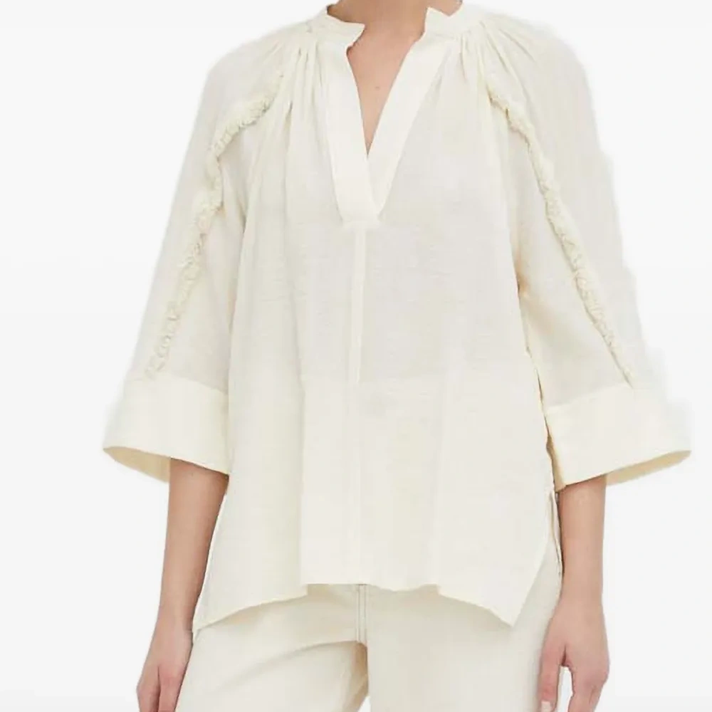 Блуза с бахромой и V-образным вырезом