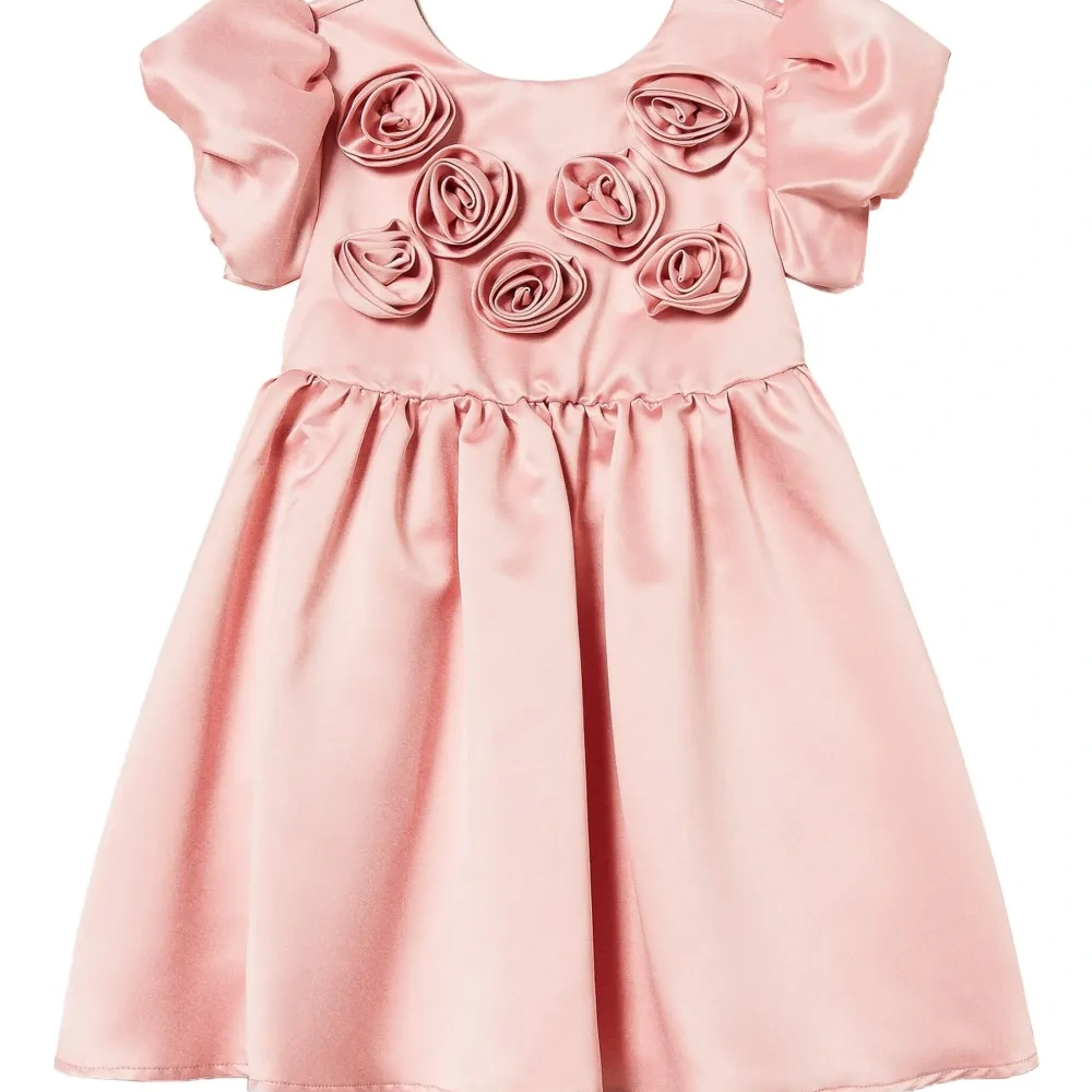 Атласное платье с цветочной аппликацией