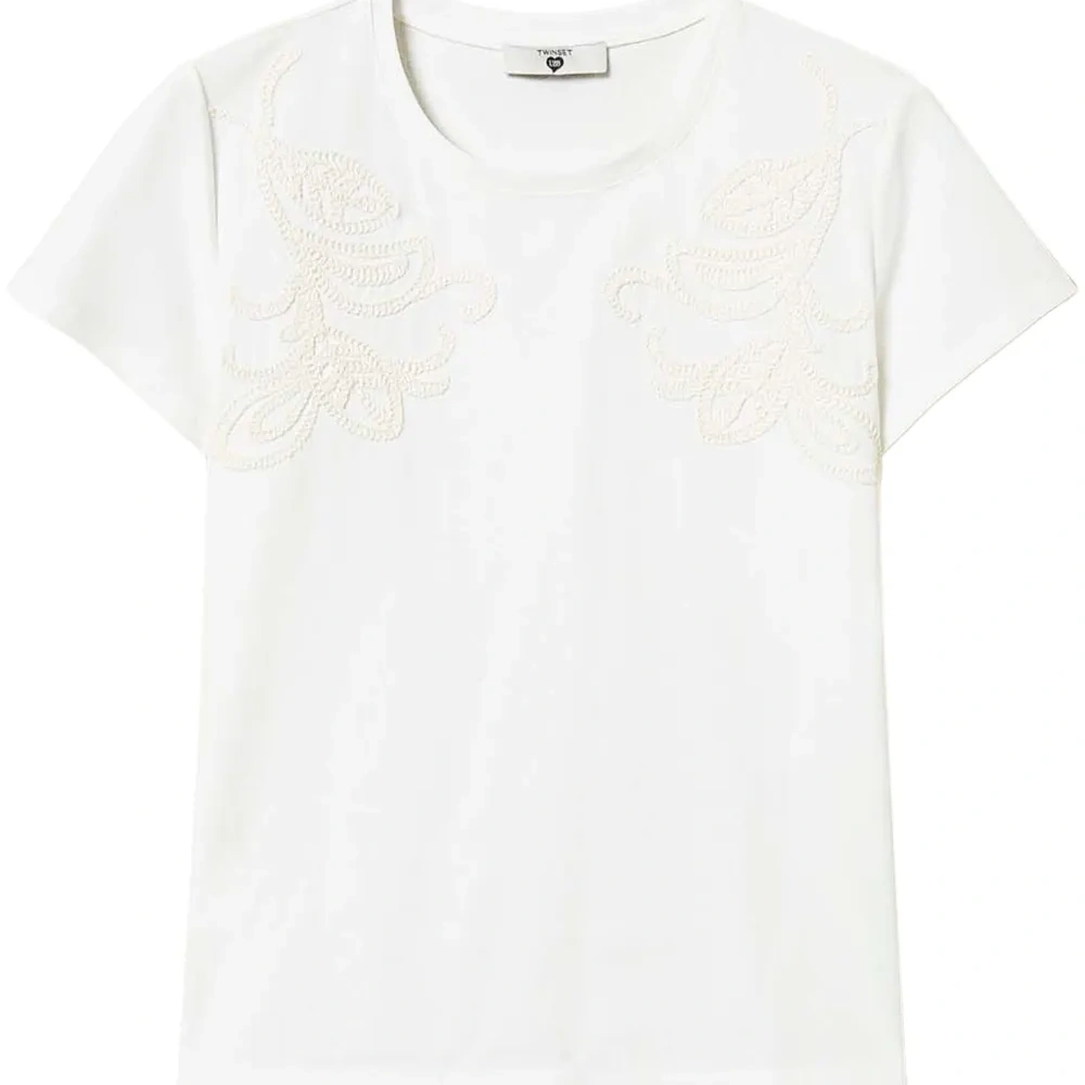 Футболка с вышивкой