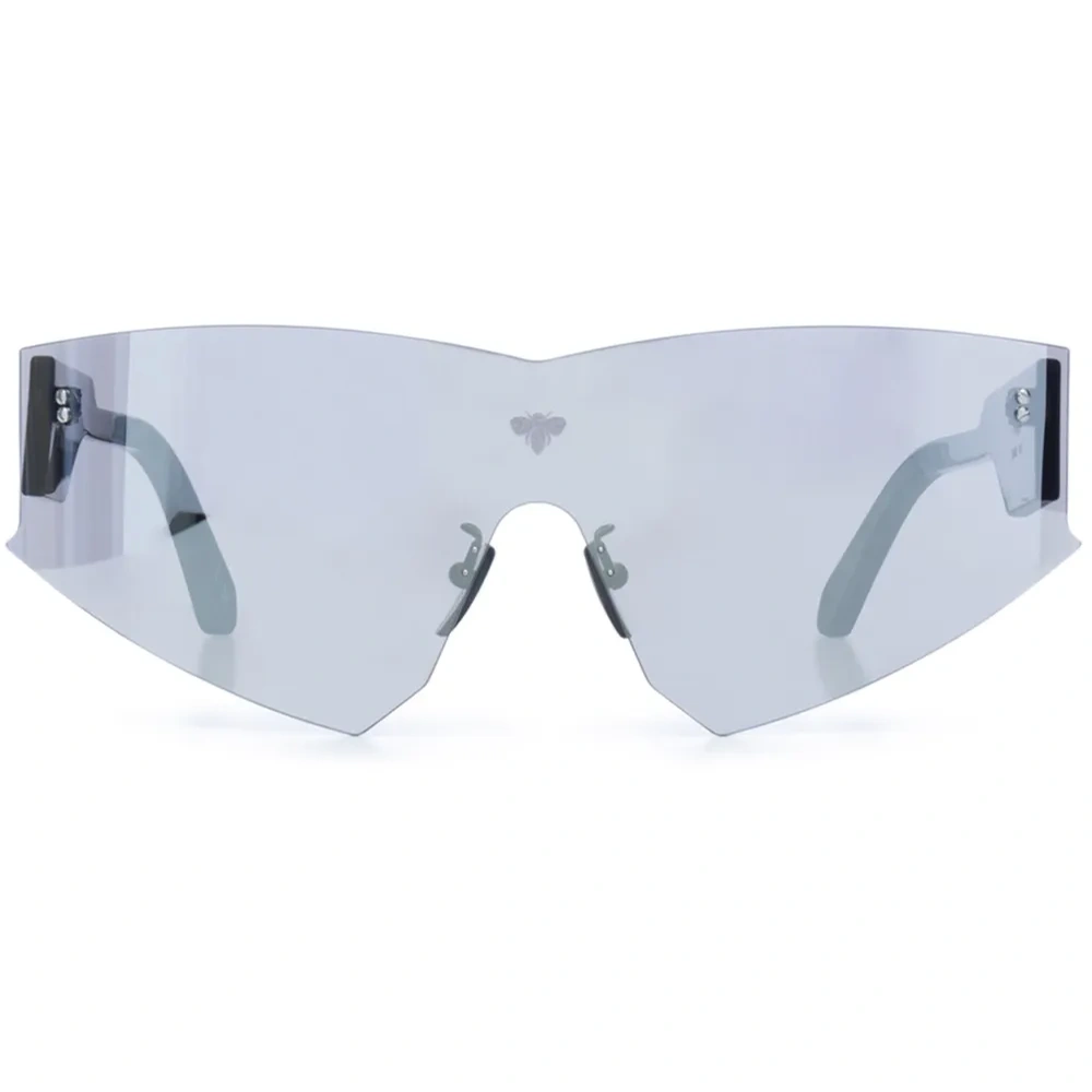 Солнцезащитные очки с затемненными линзами