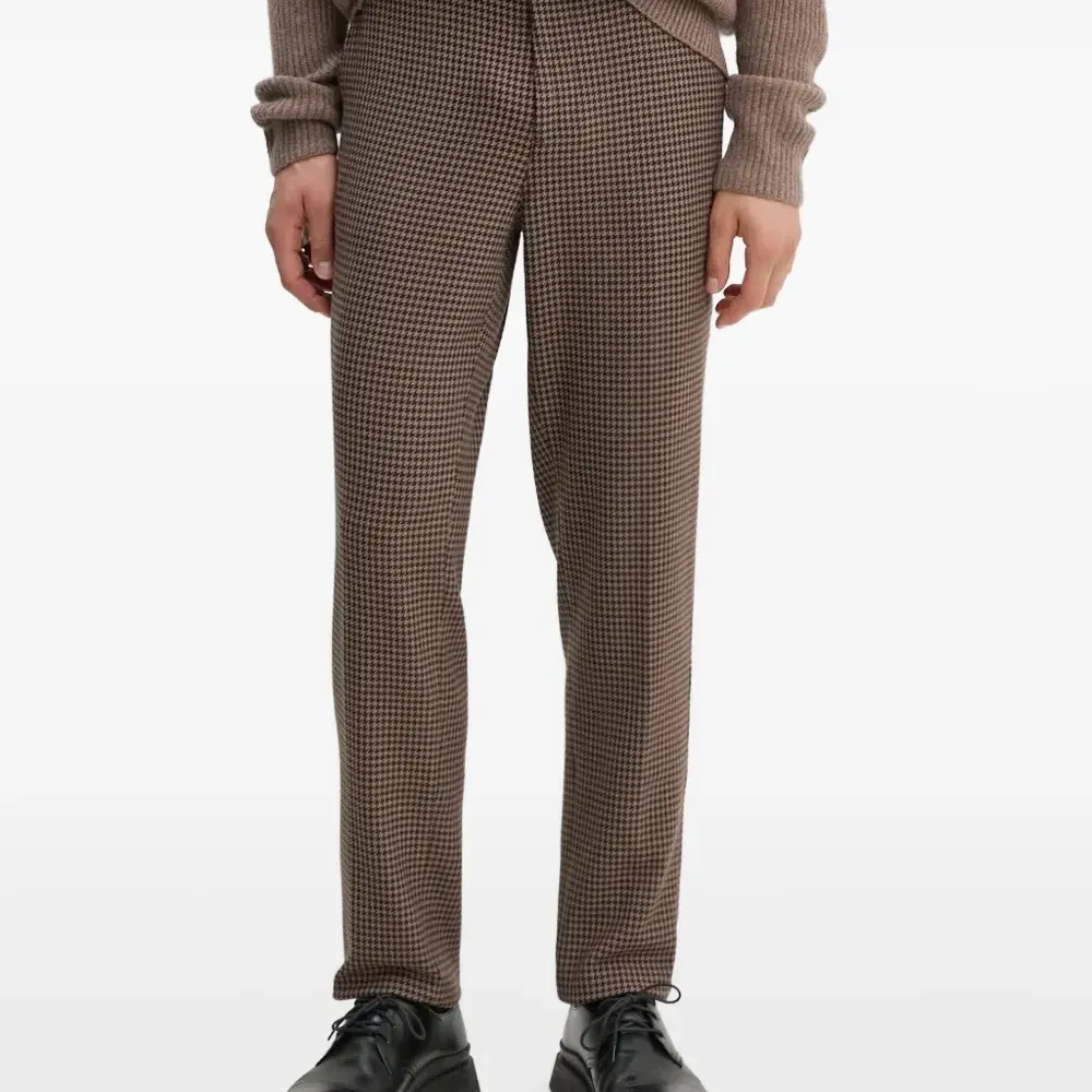 Брюки в ломаную клетку