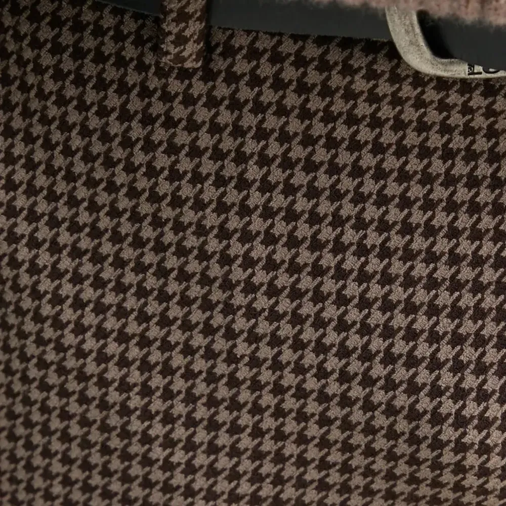 Брюки в ломаную клетку