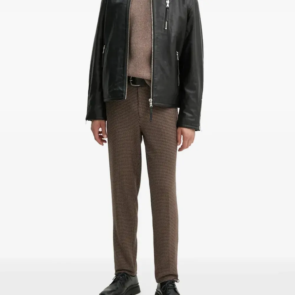 Брюки в ломаную клетку