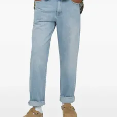 Джинсы с нашивкой-логотипом Джинсы с нашивкой-логотипом