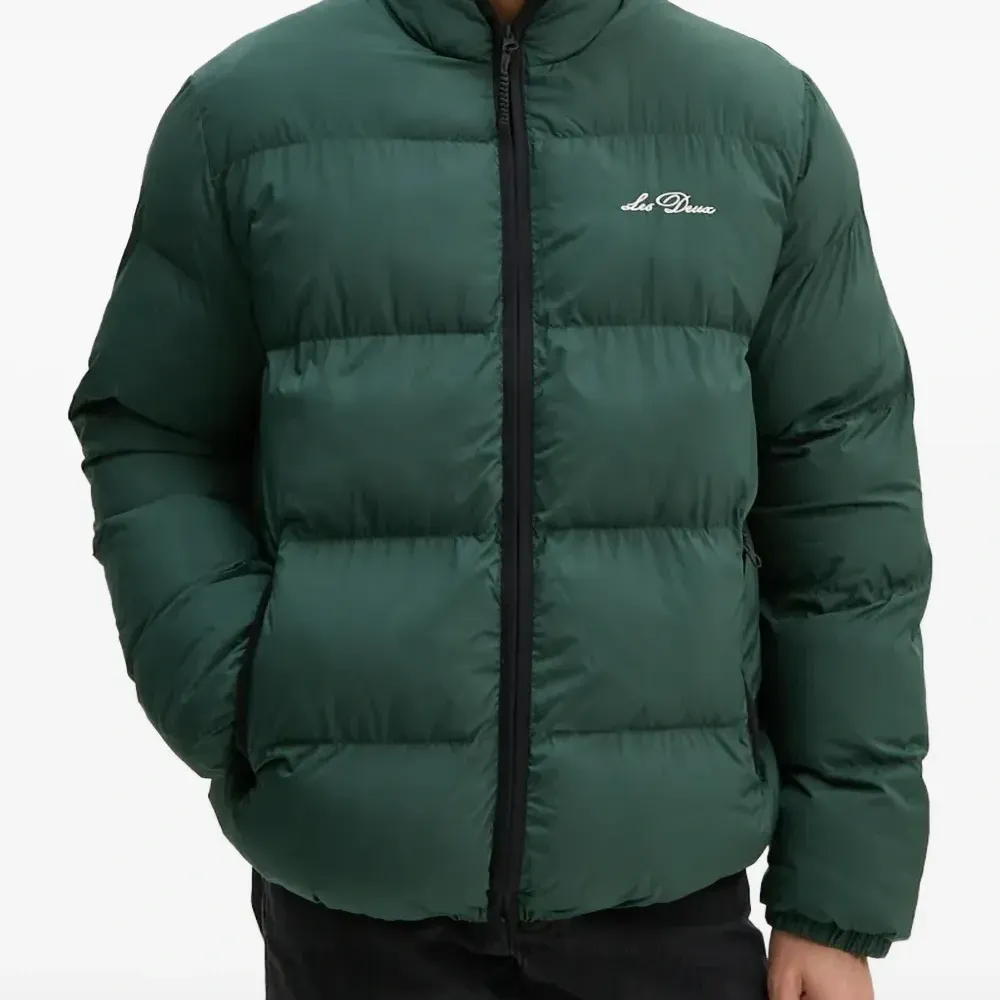 Пуховик с вышитым логотипом