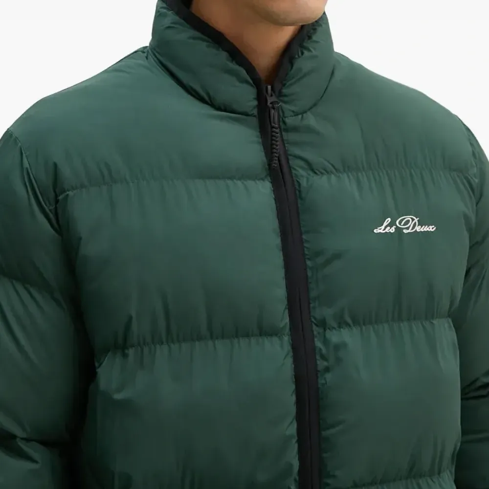 Пуховик с вышитым логотипом