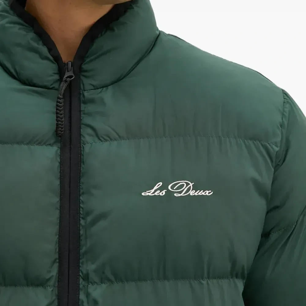 Пуховик с вышитым логотипом