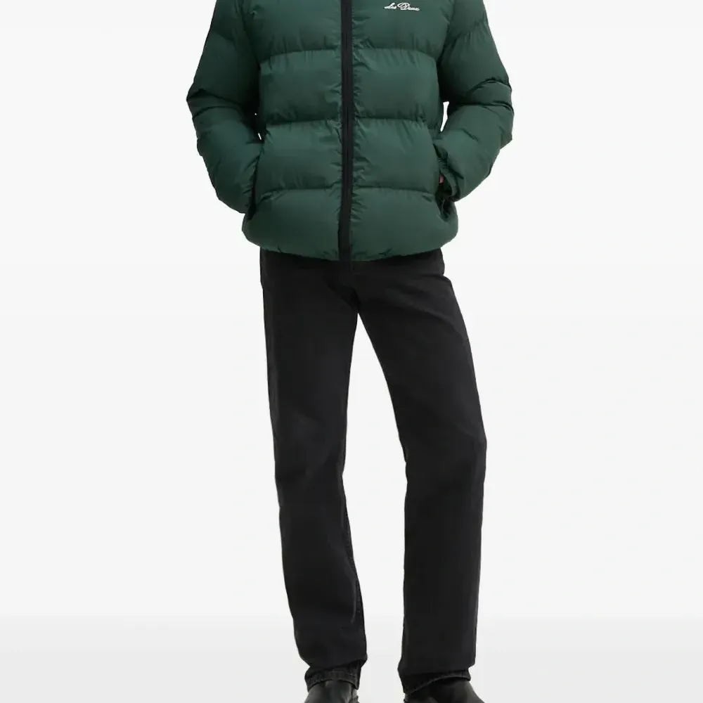 Пуховик с вышитым логотипом