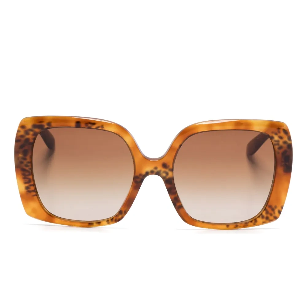 Солнцезащитные очки в массивной оправе