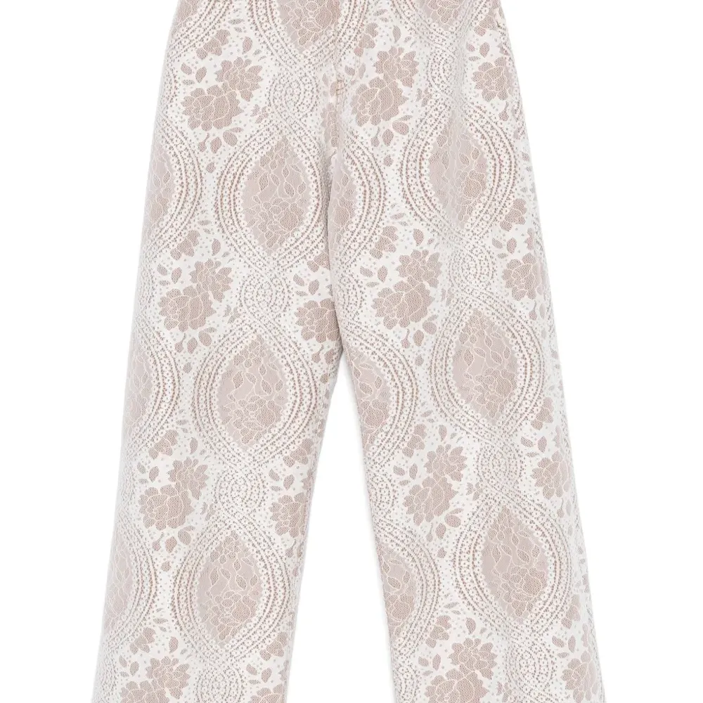 Джинсы с кружевным эффектом