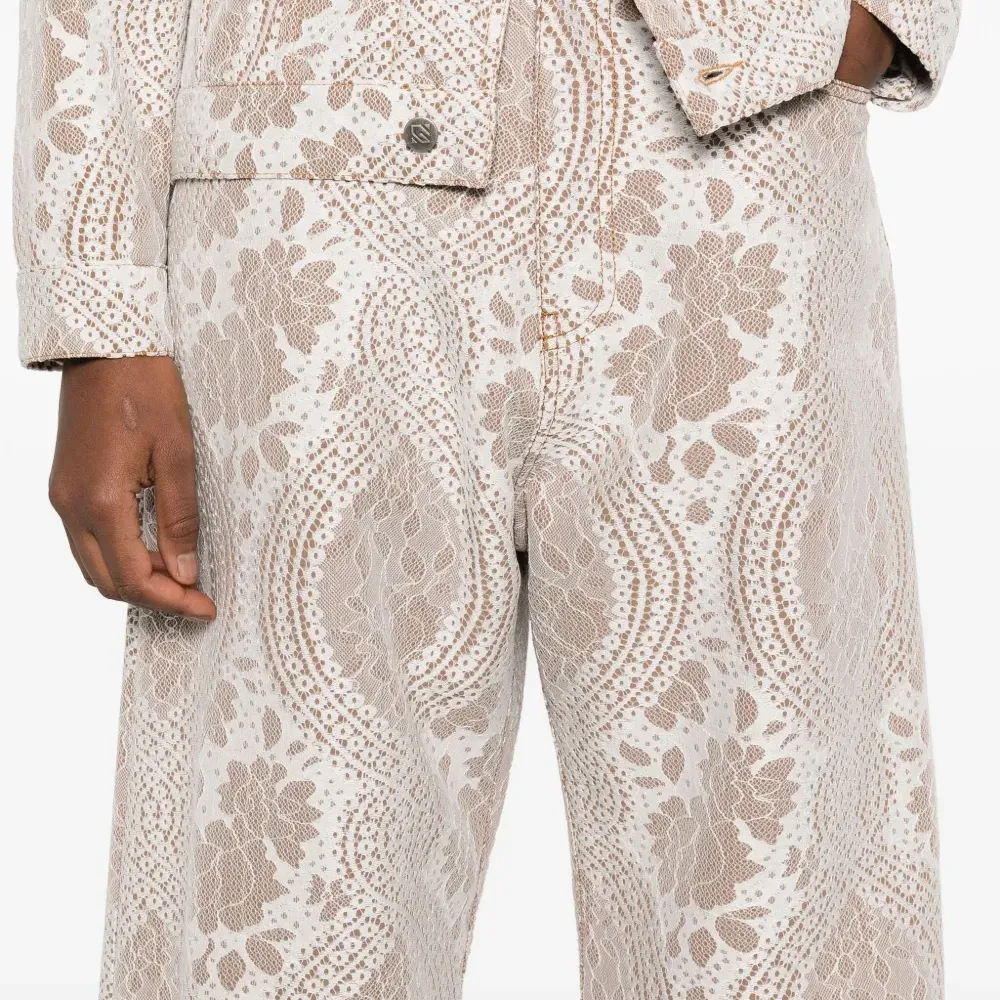 Джинсы с кружевным эффектом