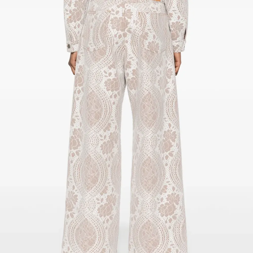 Джинсы с кружевным эффектом