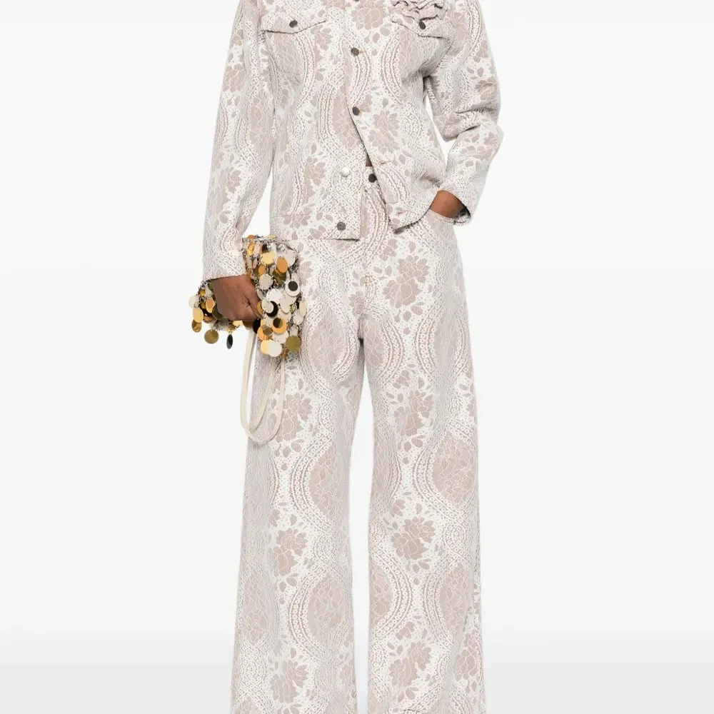 Джинсы с кружевным эффектом