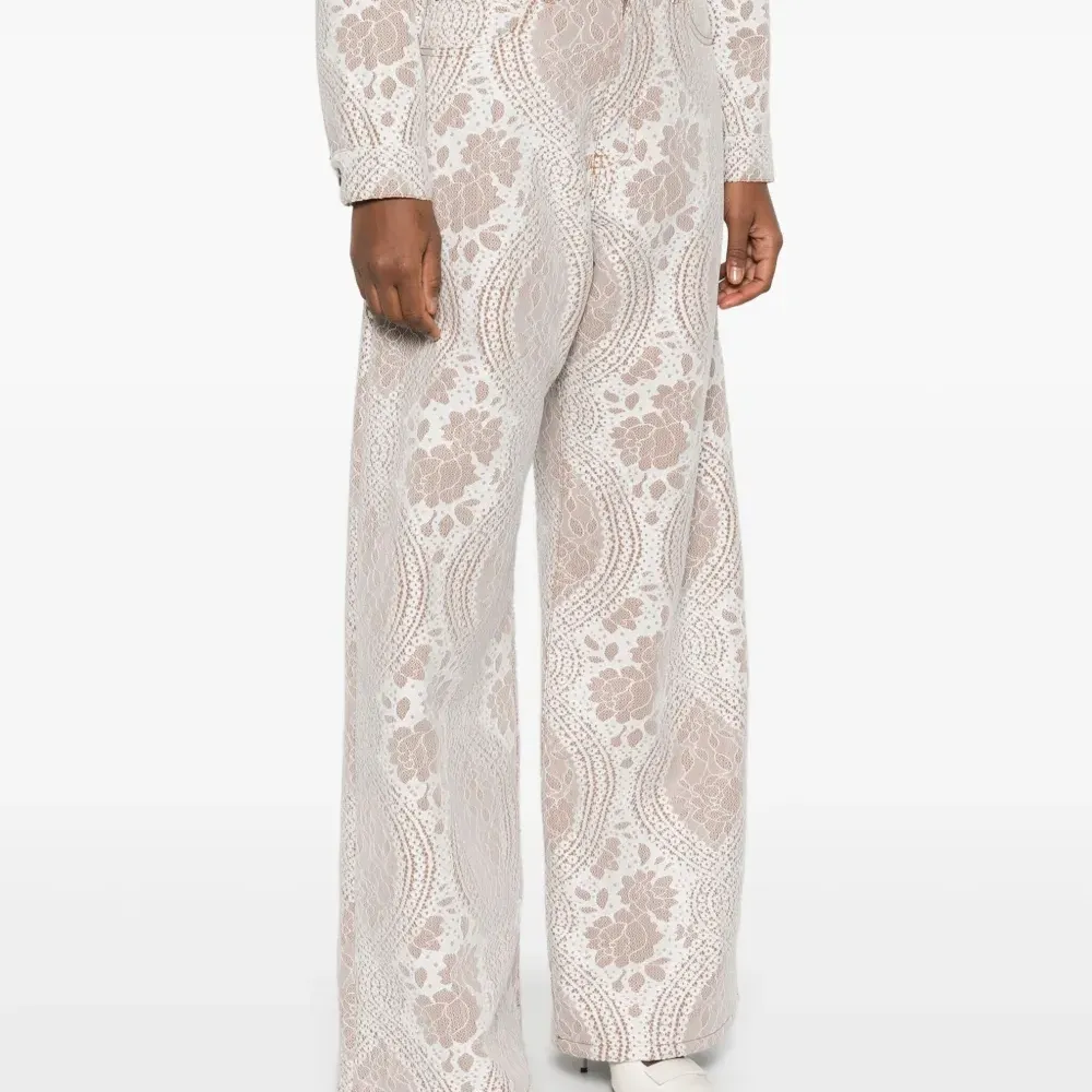 Джинсы с кружевным эффектом