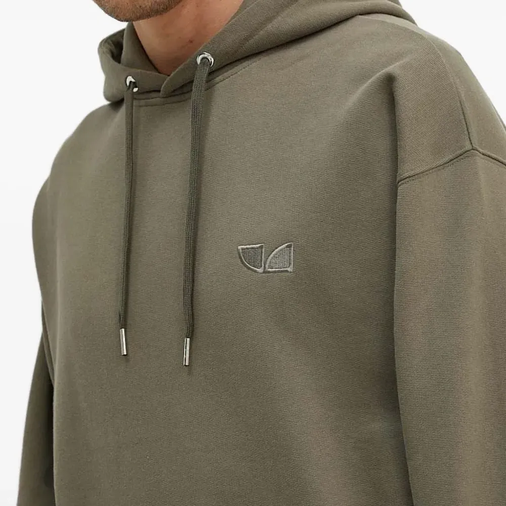 Худи с вышитым логотипом Худи с вышитым логотипом