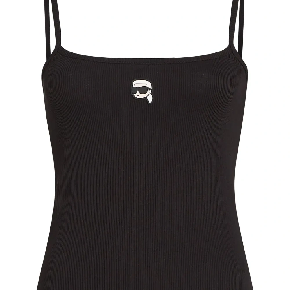 Топ с нашивкой-логотипом