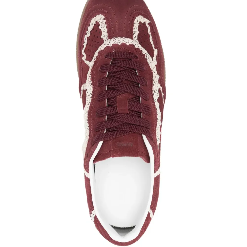 Кроссовки на шнуровке